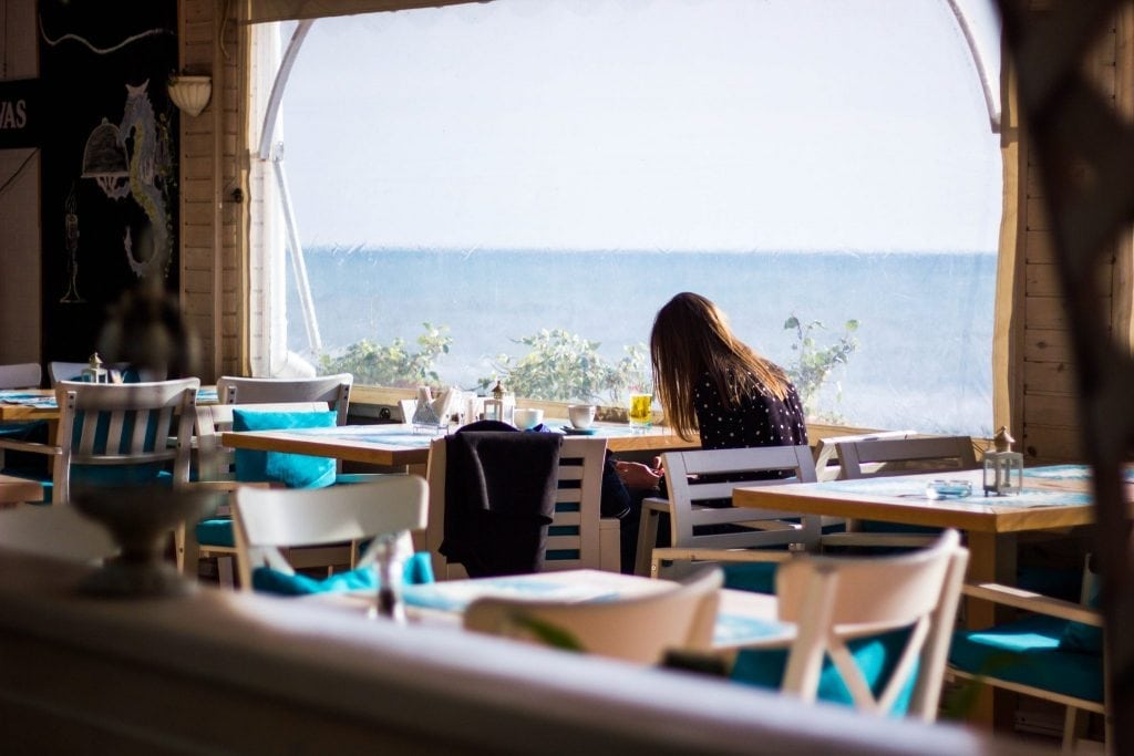 4 Quick Ways Restaurant Owners in Beach Towns Can Capitalize on Summer Vacationers